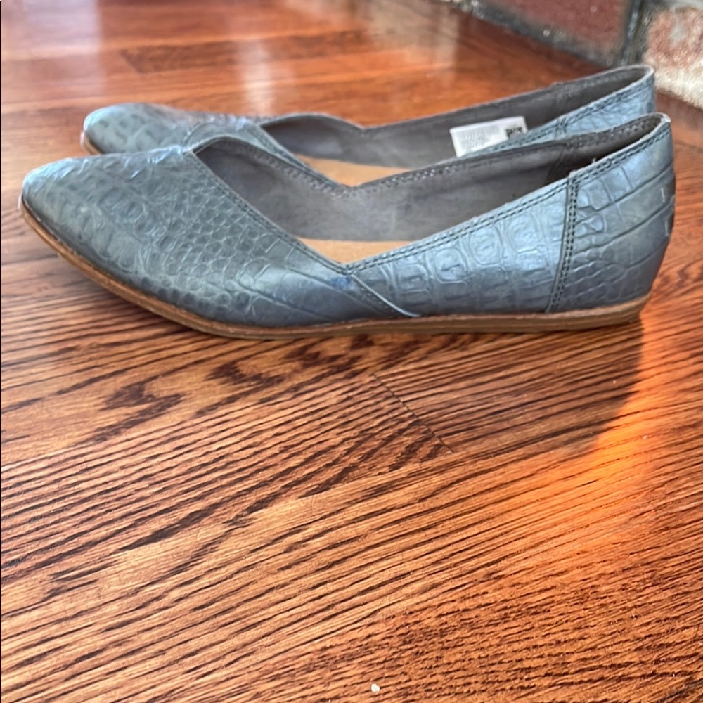 Elegant Gray Crocodile Pattern Flats